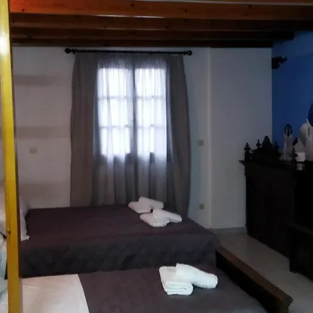 Perissa Art Rooms Apartmán *